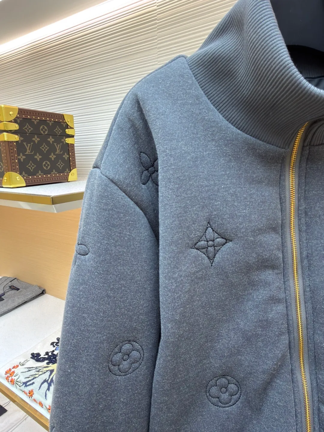 LOUIS VUITTON SKI ski series intarsia embroidered knitted cotton jacket ●Original version: purchased and developed by 32326 ●Item number: 1681833-C30 ●Fabric: cotton fabric ●Technology: knitted embroidery production ●Color: gray ●Version: fitted version ●Weight: about 1175 grams ●Size: 46-48-50-52 ●Description: This LV stand-collar jacket is made of high-density waffle knitted fabric. The surface presents the brand's classic Monogram elements (LV logo, four-leaf flower, star pattern) through the same color three-dimensional embossing process. The embossing depth is even, and the texture is low-key and layered. The placket uses a gold-plated metal zipper with precise and smooth chain teeth. The zipper head is embedded with the LV logo, and the details enhance brand recognition. The collar, cuffs and hem are all ribbed with the same fabric, with moderate elasticity to fit the body shape while ensuring wearing comfort. The body is filled with lightweight thermal cotton, which is evenly fixed through quilting technology, taking into account both bulkiness and warmth. The overall shape is a loose shoulder design, taking into account both casualness and practical wearability. It is an autumn and winter item that combines craftsmanship with brand aesthetics. The overall wiring is straight and delicate, the fabric is comfortable and soft, and the color is consistent without color difference. It can be matched with the same style to create a fashionable look and control various occasions. Customized accessories, complete with three standards, same style for men and women!